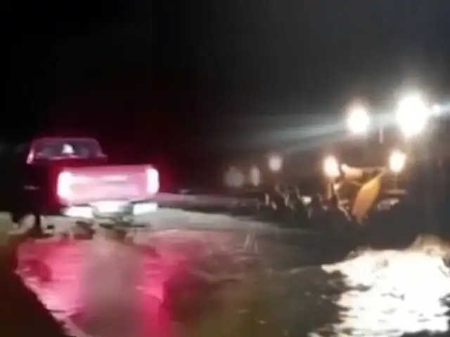 Rescatan a pasajeros de camioneta atascada en el río Serrán en Morropón