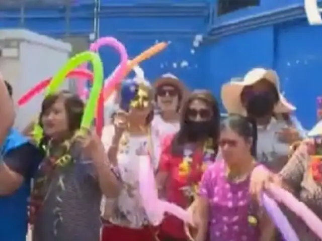 Los abuelitos también se divierten en verano: celebran carnavales con yunza en Cercado de Lima