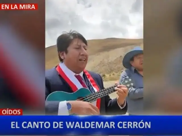 Congresista Waldemar Cerrón muestra su faceta como músico