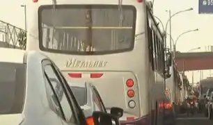 Caravana de buses del Corredor Morado se dirige a protestar al Ministerio de Transportes