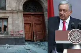México: jóvenes de Ayotzinapa derriban puerta del palacio presidencial en plena conferencia de López Obrador