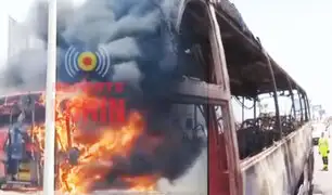 Se registran explosiones e incendio en un bus de transporte turístico en la Panamericana Sur en Lurín
