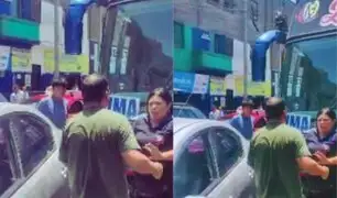 La Victoria: Taxista se agarra a golpes con chofer de bus y destruyen sus vehículos