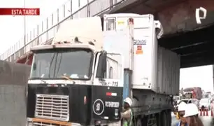 ¡Una vez más! Tráiler impacta contra puente Ricardo Palma generando tráfico vehicular