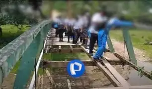 Escolares cruzan puente a punto de colapsar para llegar a su colegio