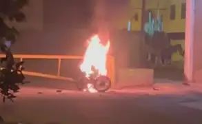 ¡Hartos de la delincuencia! Vecinos de Los Olivos queman motocicleta de ladrón