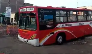La Victoria: bus queda atrapado en obras inconclusas en el jirón Luna Pizarro