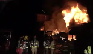 Arequipa: voraz incendio destruye mercado “La Cachina”