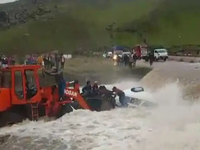 Ayacucho: cuatro maestros salvan de morir luego que vehículo fuera arrastrado por caudaloso río