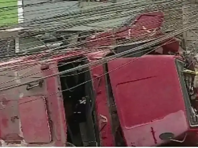 Conductor pierde el control de un volquete y genera destrozos en Villa María del Triunfo