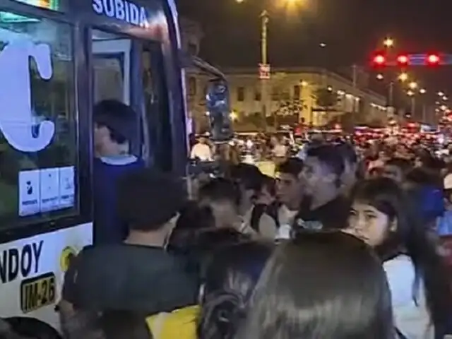Primer día de caos sin Corredor Morado: a empujones pasajeros se peleaban por entrar a buses