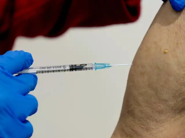 Covid-19: hombre se vacuna más de 215 veces contra la enfermedad y no sufre ningún efecto secundario