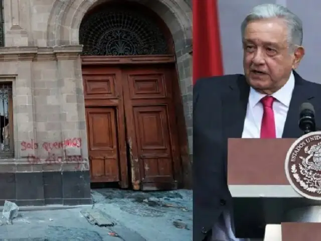 México: jóvenes de Ayotzinapa derriban puerta del palacio presidencial en plena conferencia de López Obrador