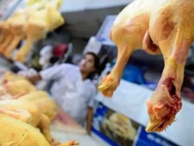 Ola de calor impulsa al alza de precio del pollo en varias regiones del Perú