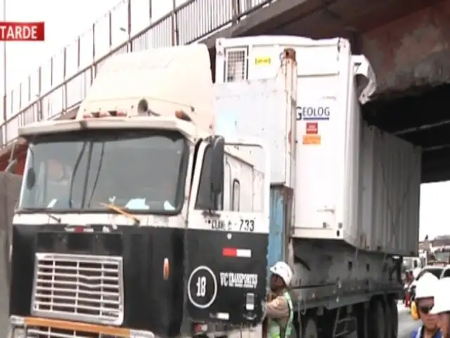 ¡Una vez más! Tráiler impacta contra puente Ricardo Palma generando tráfico vehicular