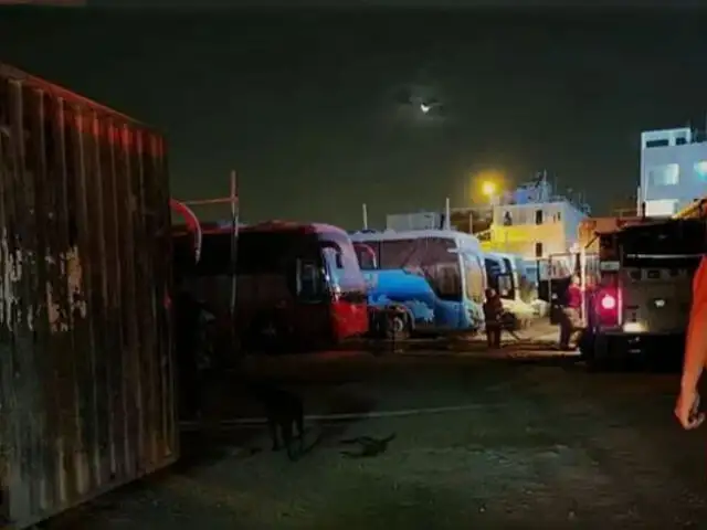 Se registraron explosiones: incendio calcinó varios buses interprovinciales guardados en cochera de SMP