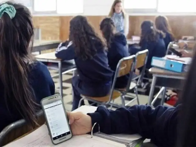 Año escolar 2024: ¿Los colegios pueden quitarle el celular a los alumnos si lo llevan?