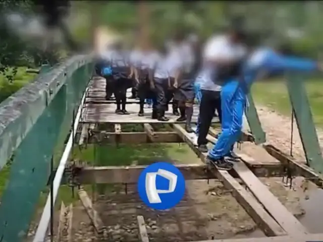 Escolares cruzan puente a punto de colapsar para llegar a su colegio