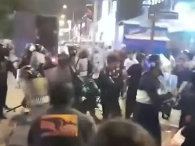 VES: ambulantes atacan con piedras y palos a personal de fiscalización