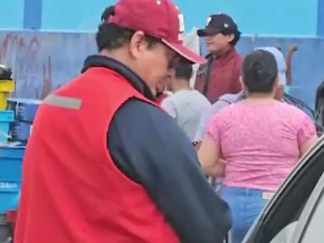 Conductores denuncian que hay sujetos con chalecos rojos cobrando parqueo en terminal pesquero de VMT