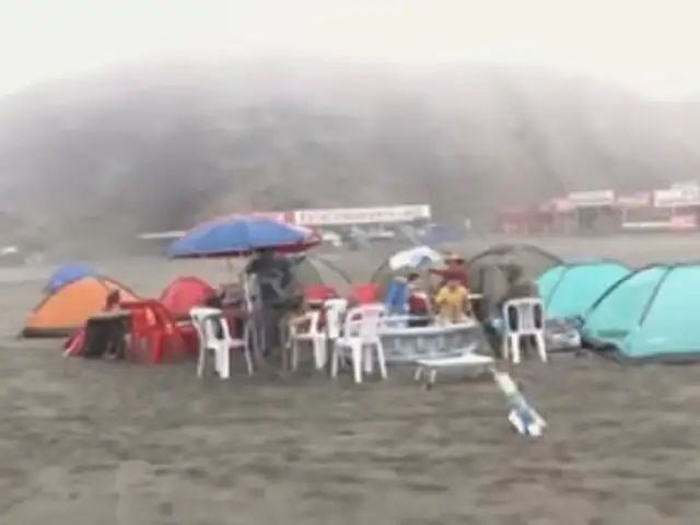 Semana Santa en Cañete: limeños acampan en playa León Dormido pese a intensa neblina y frío