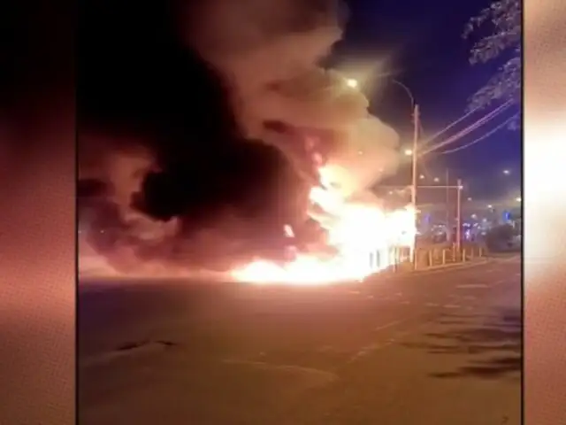 Fuego en la Panamericana Norte: bus de la línea 41 se incendia con pasajeros adentro
