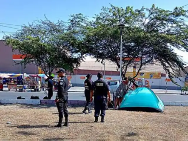 Trujillo: a solicitud de vecinos y comerciantes retiran extranjeros que pernoctaban en el óvalo La Marina
