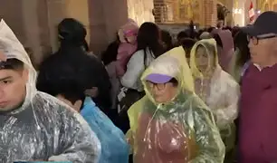 ¡Ni la lluvia los detuvo! Devotos en Ayacucho abarrotaron las iglesias para escuchar misa de Semana Santa