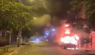 Lujoso vehículo se incendia en Breña: dueño habría huido al extranjero por mensajes extorsivos