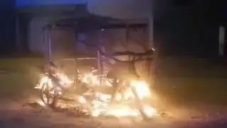 Puente Piedra: vecinos queman mototaxi de delincuentes