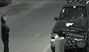 ¡De no parar! Delincuentes roban batería de vehículo estacionado en Ate