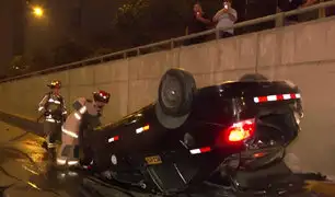 Violento accidente en Vía Expresa: taxista choca contra muro y se vuelca