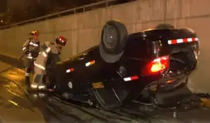 Auto termina volcado en la Vía Expresa y deja tres heridos