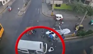 Chofer y cobrador de combi se dieron a la fuga tras chocar contra un mototaxi en VES