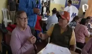 Mujer de 96 años aprende a leer y a escribir: Abuelitos vuelven al colegio en programa de alfabetización