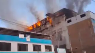 Cercado de Lima: se reaviva incendio en almacén del jirón Áncash