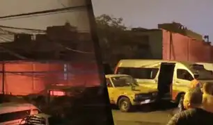 Vecinos de Comas alarmados por incendio en taller clandestino de autos