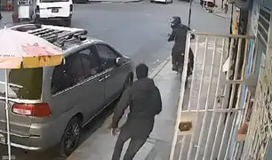 Ola de robos en Mirones Bajo: delincuente en moto invade la vereda para arrebatar celular a vecino