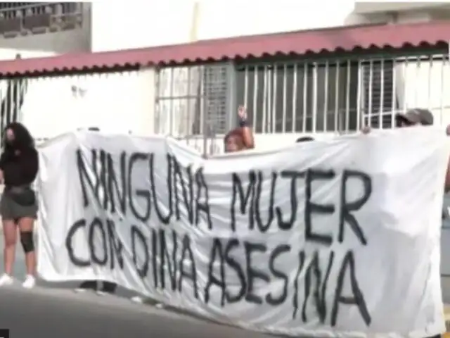 Mujeres protestaron frente a casa de Dina Boluarte en Surquillo: “el pueblo te repudia”