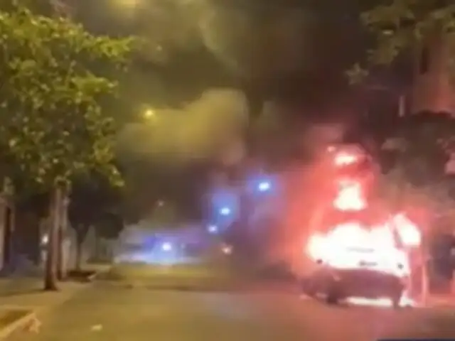 Lujoso vehículo se incendia en Breña: dueño habría huido al extranjero por mensajes extorsivos