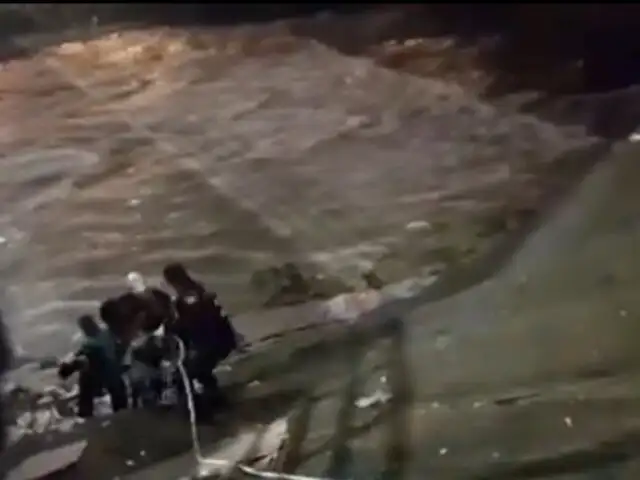Serenos rescatan a pareja que en presunto estado de ebriedad cayó al río Rímac