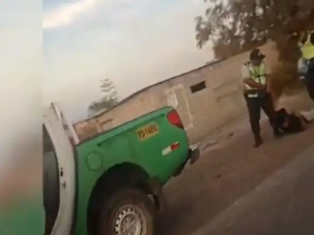 Policía arrastra a ciudadano que llegaba de Chile en la región de Tacna