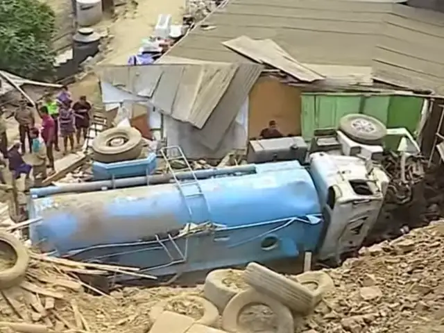 Independencia: cisterna que repartía agua se despista y cae sobre vivienda