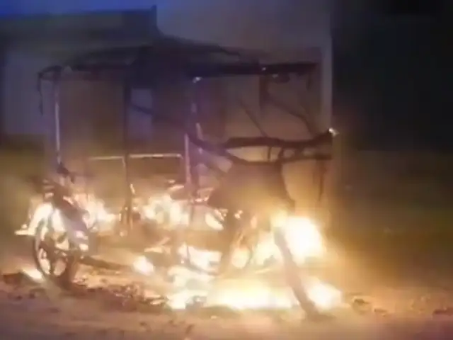 Puente Piedra: vecinos queman mototaxi de delincuentes