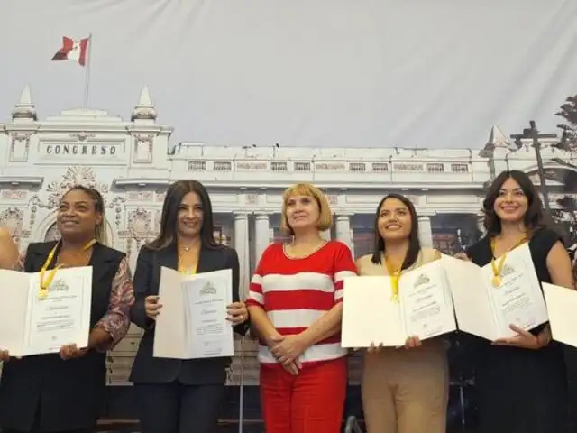 USMP TV y su equipo femenino reciben distinción del Congreso por su compromiso con la educación de los niños y jóvenes.