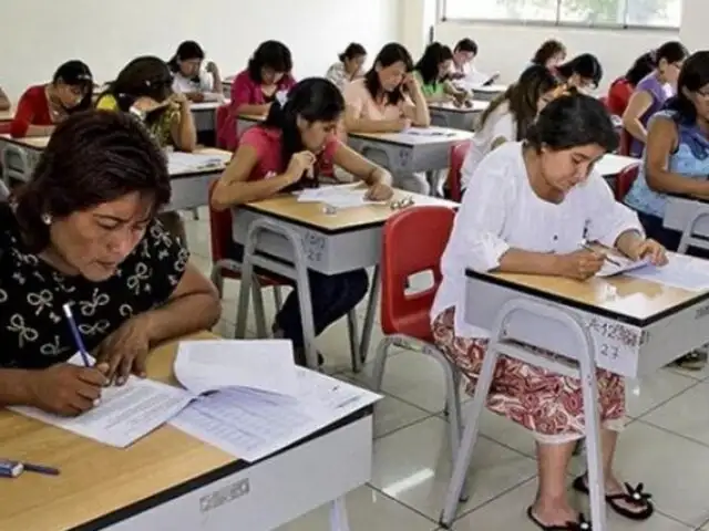 Promulgan ley para reincorporar a docentes cesados por desaprobar examen  en el 2014