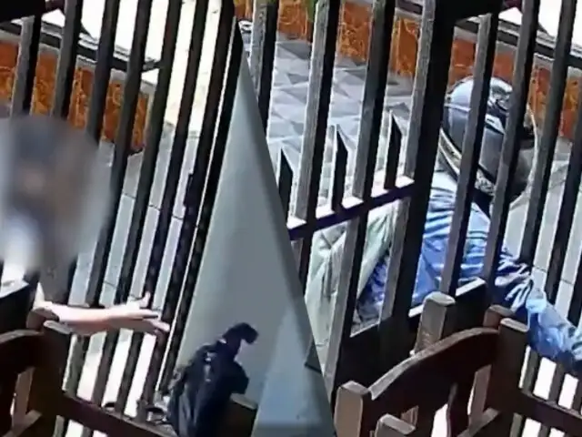 ¡Se salvó por poco!: Mujer lanza su morral a una vivienda para no ser asaltada por delincuente armado