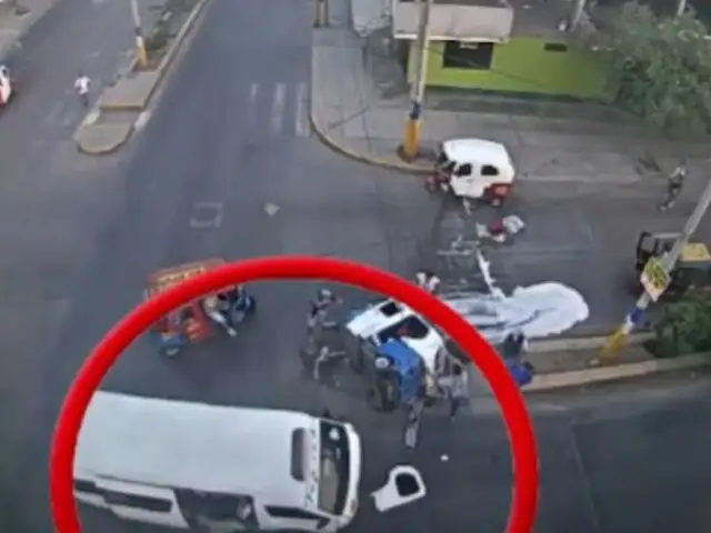 Chofer y cobrador de combi se dieron a la fuga tras chocar contra un mototaxi en VES