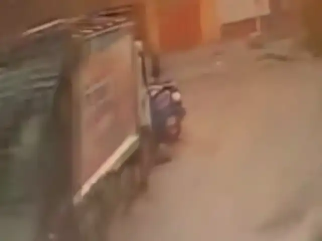 Comas: vecino salva de morir atropellado por camión recolector de basura