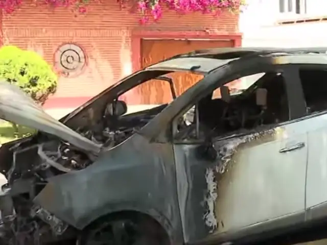 Pueblo Libre: presuntos extorsionadores incendian auto estacionado